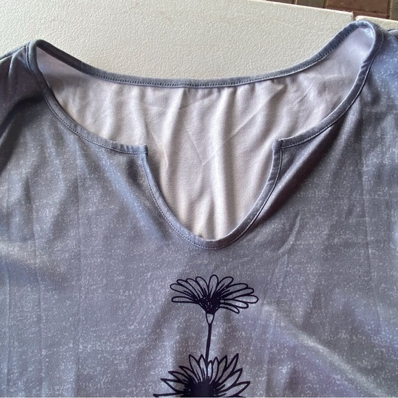 6 for $20♥️ plus sized Daisy blouse in a gray silvery color - Picture 5 of 7